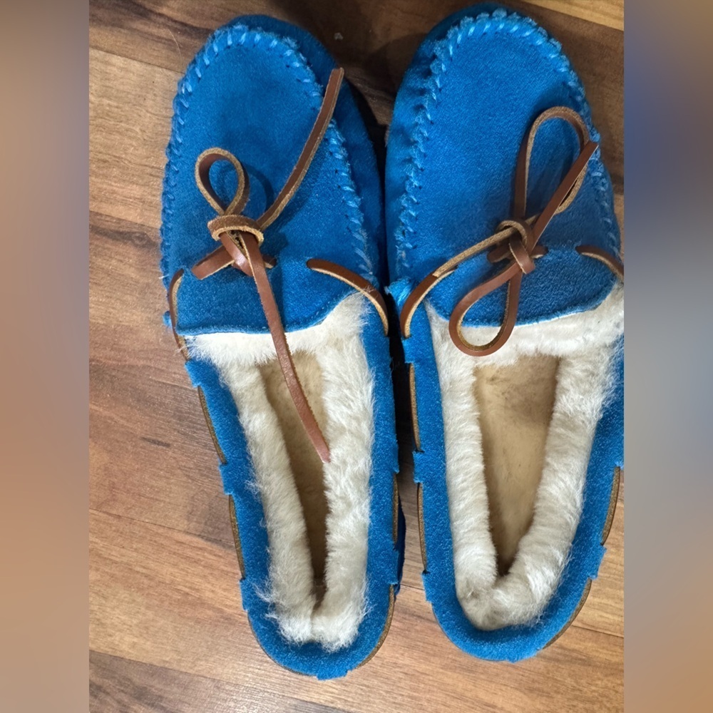 NWOT! UGG Kids Moccasins in Blue and Tan - Picture 3 of 4